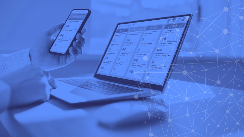 Uso de un portátil y un teléfono para organizar el trabajo digital